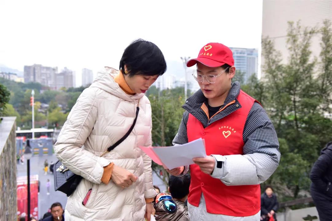 【雷火电竞官方网站】今天，开州数万市民齐登高望远，扶老携幼场面壮观(图10)