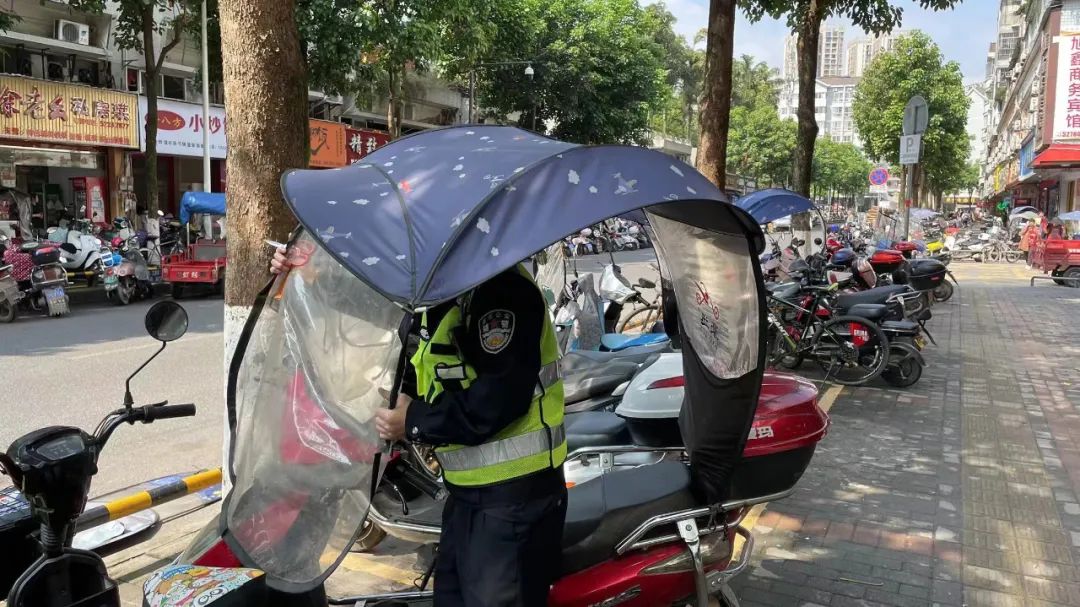 半岛官方下载地址-赶紧拆！开州对电动车打伞、装伞蓬进行整治(图3)