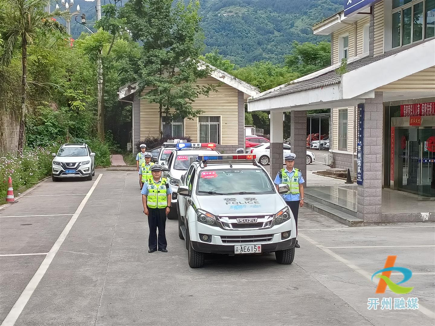 半岛官网App下载|高考期间，高速交巡警开州大队护送陈家中学所有考生(图3)