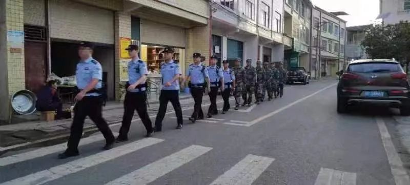 雷火电竞官方网站_就在昨天！开州收缴管制刀具15把、抓获现行违法犯罪人员6人(图6)