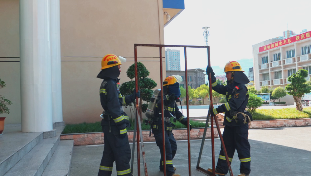 雷火电竞在线登录官网_【高温下的坚守者】消防员—体表温度48°，但是一腔热血100°！(图3)