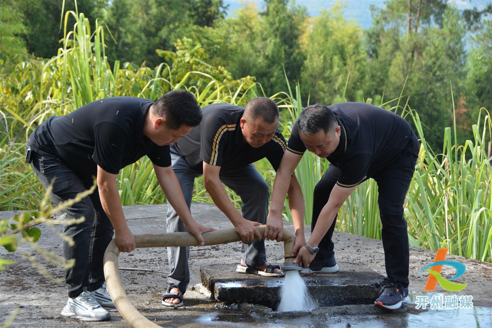 澳门银银河官方网址登录_好样的！爱心人士喻必军每天为这个镇的村民送生活用水(图3)