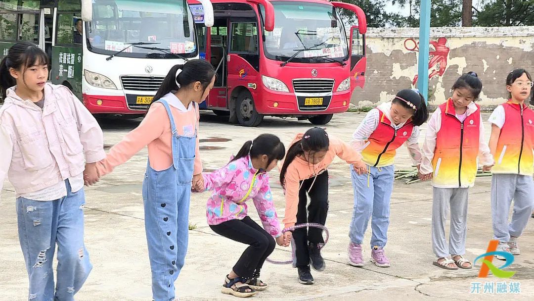 雷火电竞首页|将课堂搬进田间！开州这些青少年进村割水稻、打谷子、剥玉米……(图4)