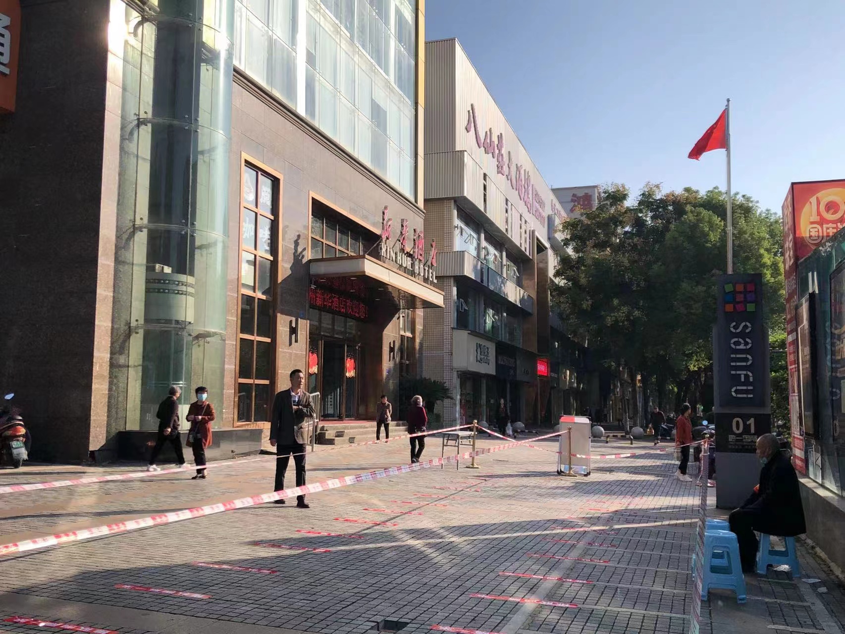 bat365在线平台-新华书店附近核酸检测采样区搭建好啦！请市民带好口罩有序排队...(图4)