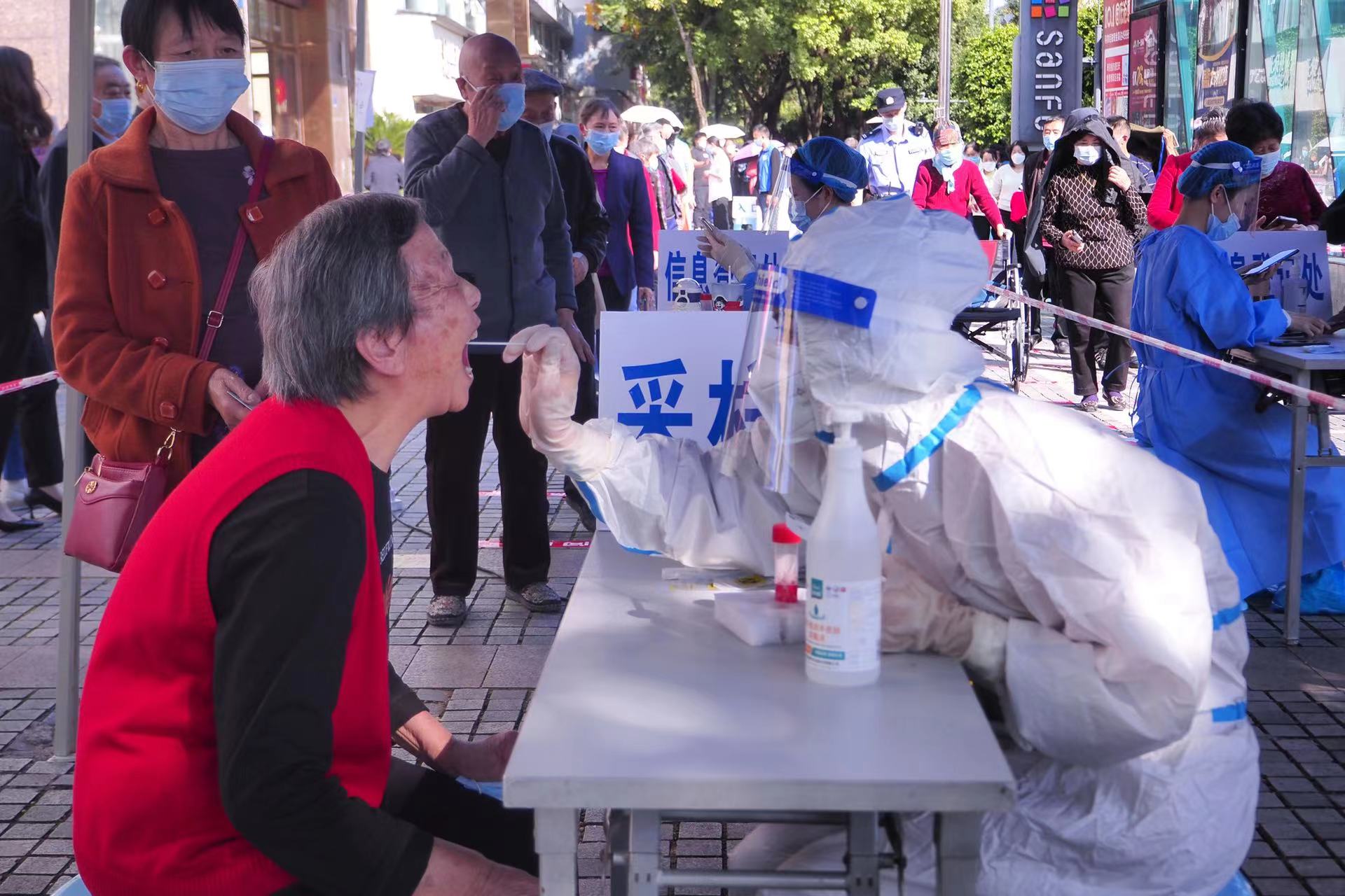 新华书店就近核酸检测！居民配合默契度高啊，必须点赞【泛亚电竞官方入口】(图3)