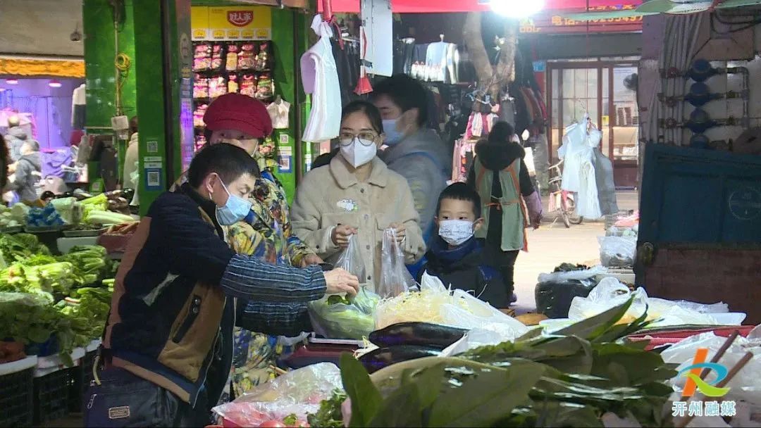 ag九游会|开州排队灌香肠非常火爆！ 你们去菜市场灌香肠了吗(图2)