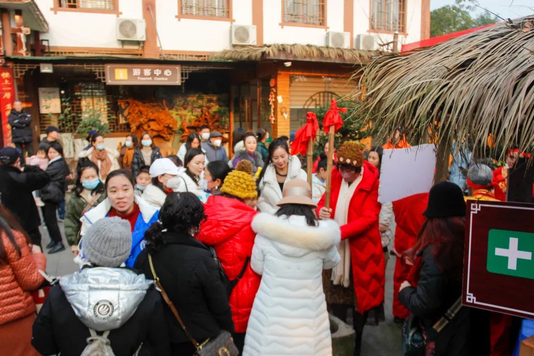 【泛亚电竞官方入口】开州“年味开州情满城”第六届年猪文化旅游季在盛山植物园盛大开幕(图6)