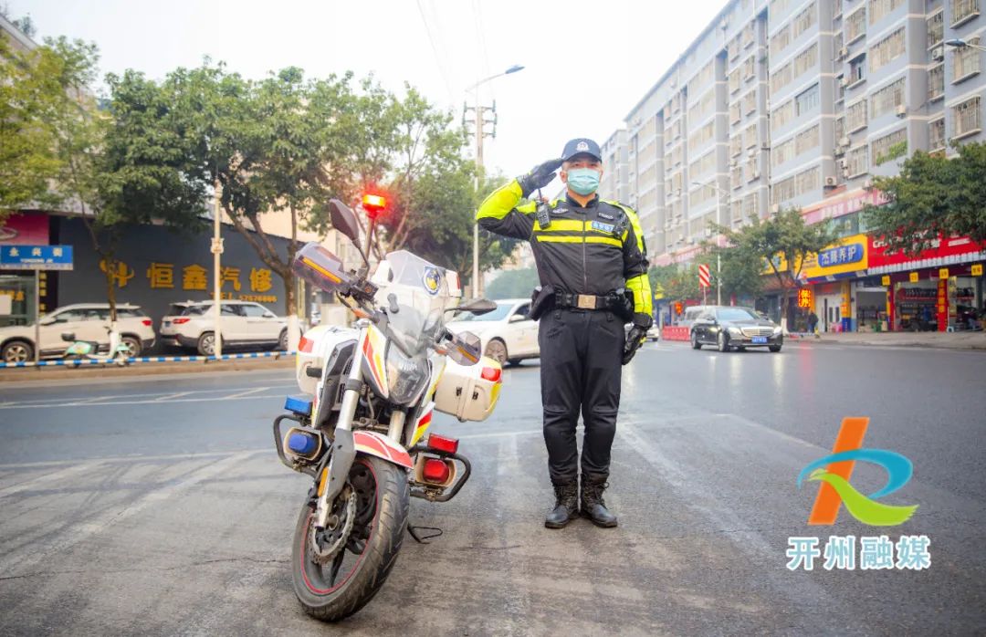 半岛官方下载入口|惊险！开州渝警骁骑一路逆行，急送1岁女童就医！(图3)