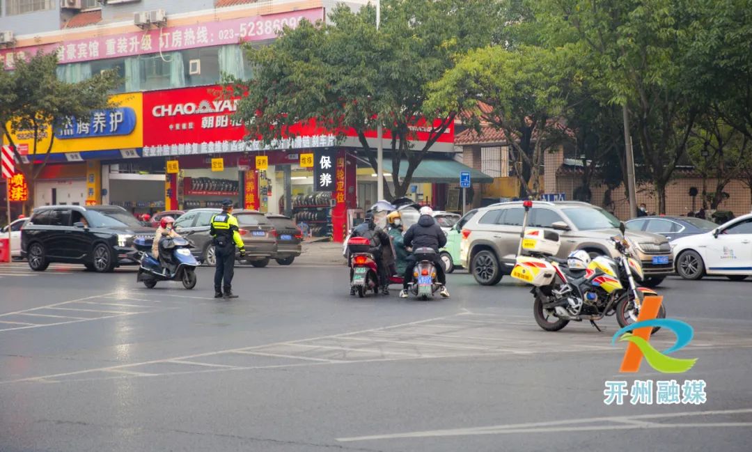 半岛官方下载入口|惊险！开州渝警骁骑一路逆行，急送1岁女童就医！(图5)