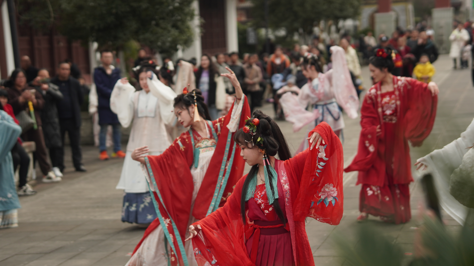 为什么今天举子园全是穿汉服的漂亮小姐姐！原来是......【雷火电竞在线登录官网】(图3)