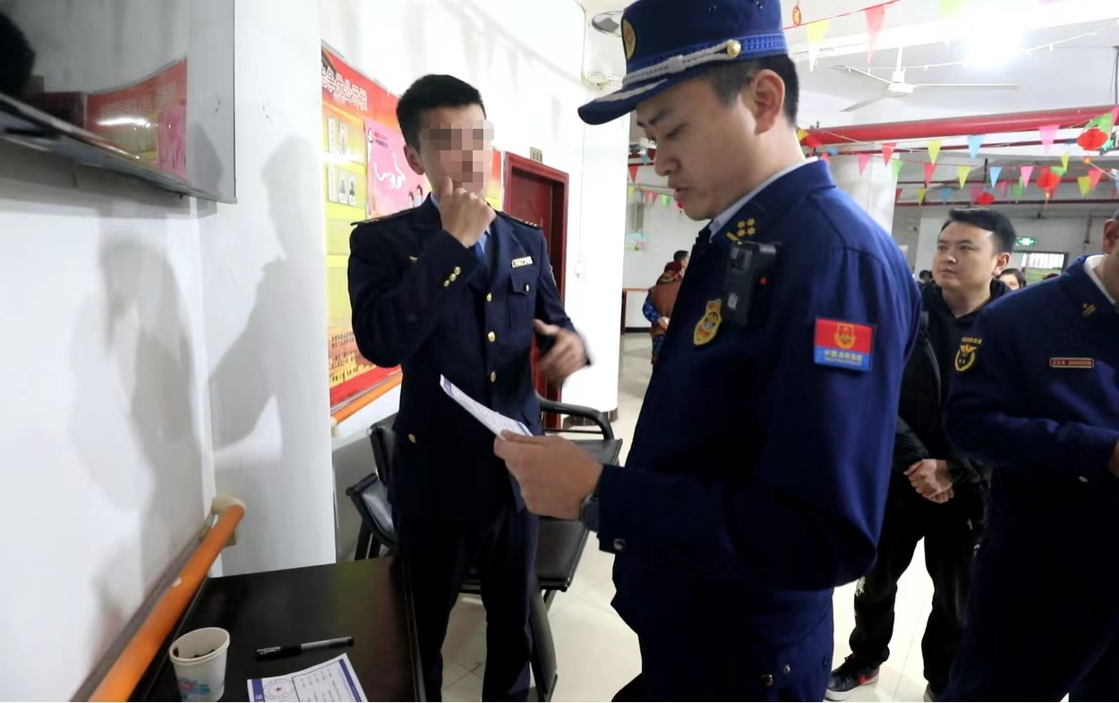 重庆开州：多部门联合打击假借培训售卖高价消防产品行为“kaiyun·官方网站”(图4)