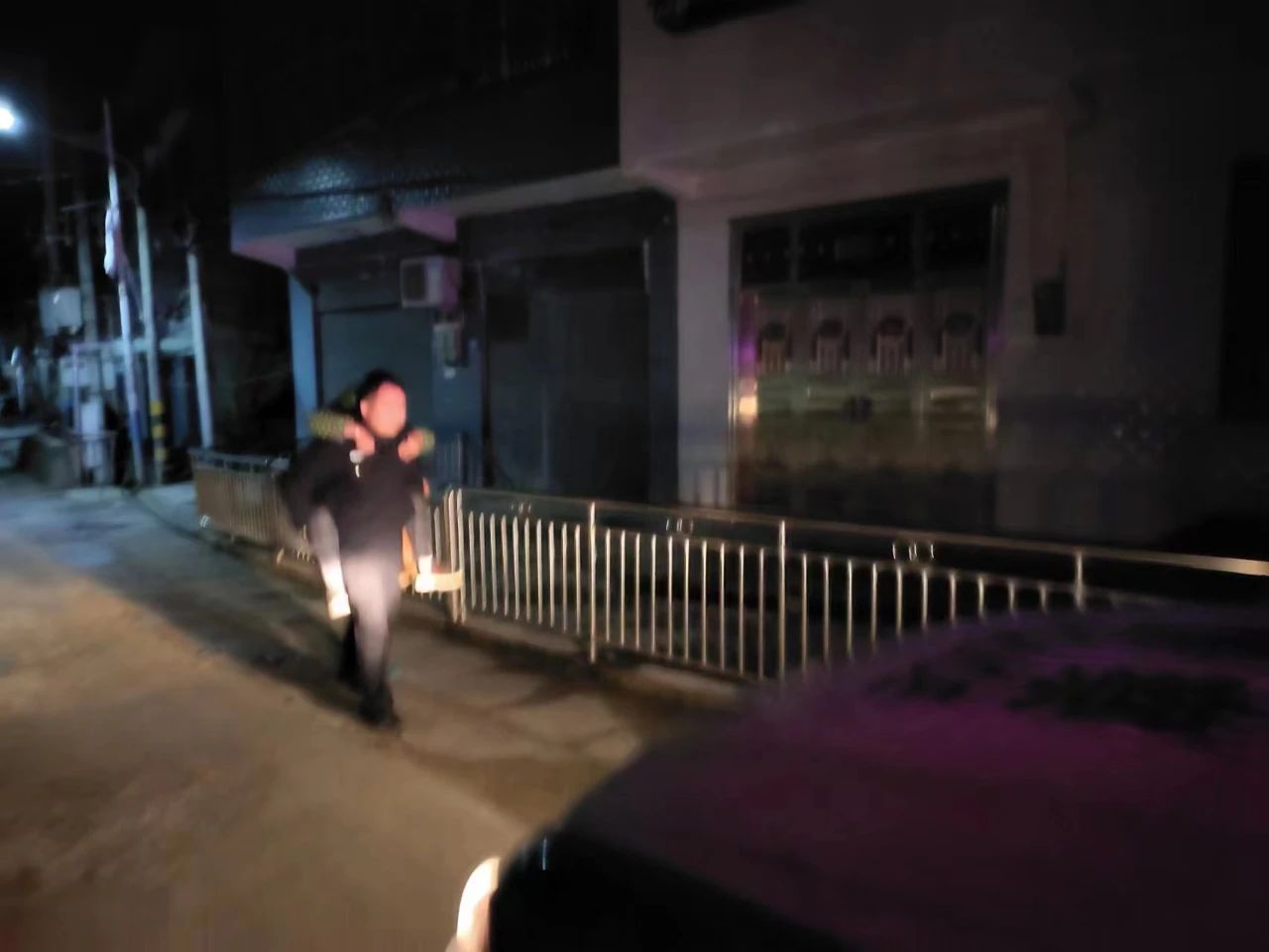 kaiyun·官方网站：开州一老人深夜坐在路边！还好遇见民警夜间巡逻......(图1)