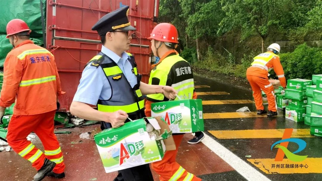 【银河娱乐澳门娱乐网站】万开高速雨天一货车侧翻，幸好遇见民警巡逻(图3)