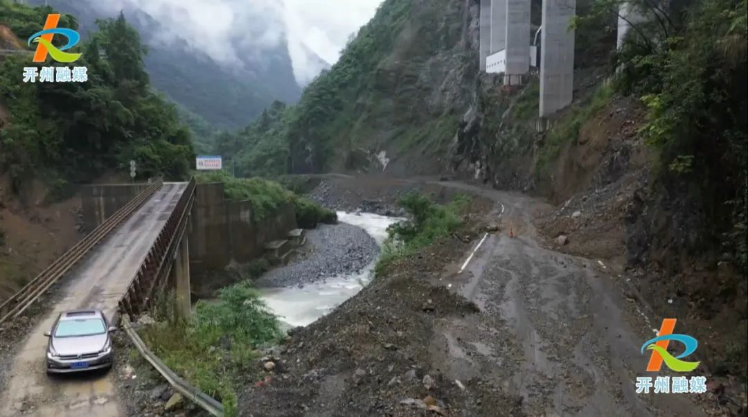 雨夜行车，开州一车辆被困滑坡路段……|半岛官网App下载(图2)