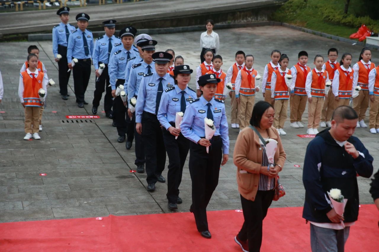 默哀！开州区公安局举行祭奠缅怀英烈活动..._雷火电竞在线登录官网(图3)