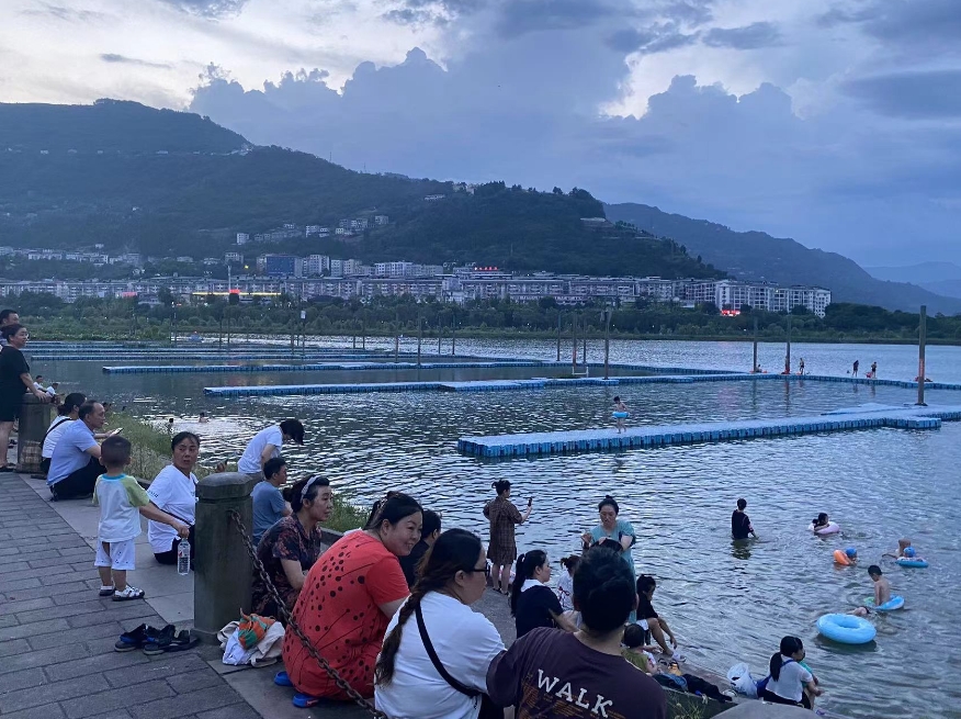 天气热起来了！汉丰湖又开始下饺子啦！