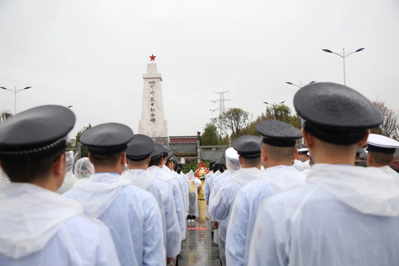 缅怀革命先烈 筑牢忠诚警魂丨开州公安组织民辅警参加烈士纪念日公祭活动