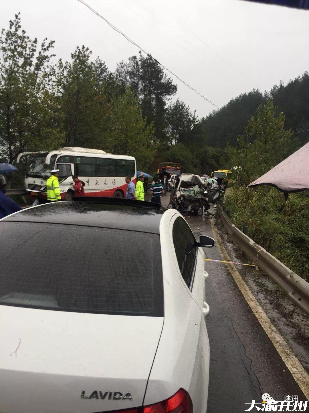 徐某驾驶渝a1g2xx号中型客车 从万州城区驶往开州区岳溪镇, 车行手亮