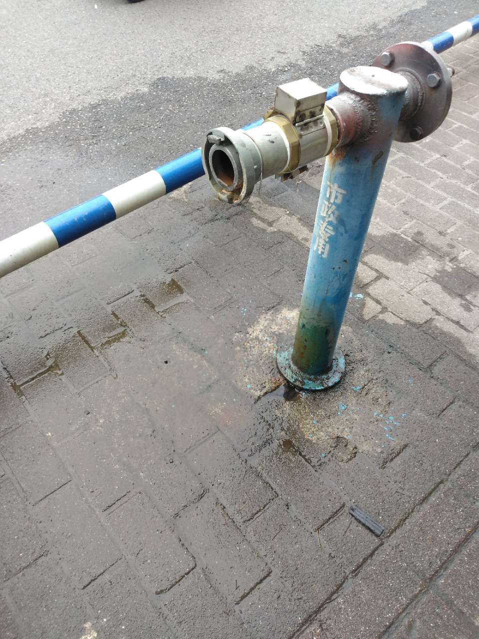 消防栓的水浪费了好多