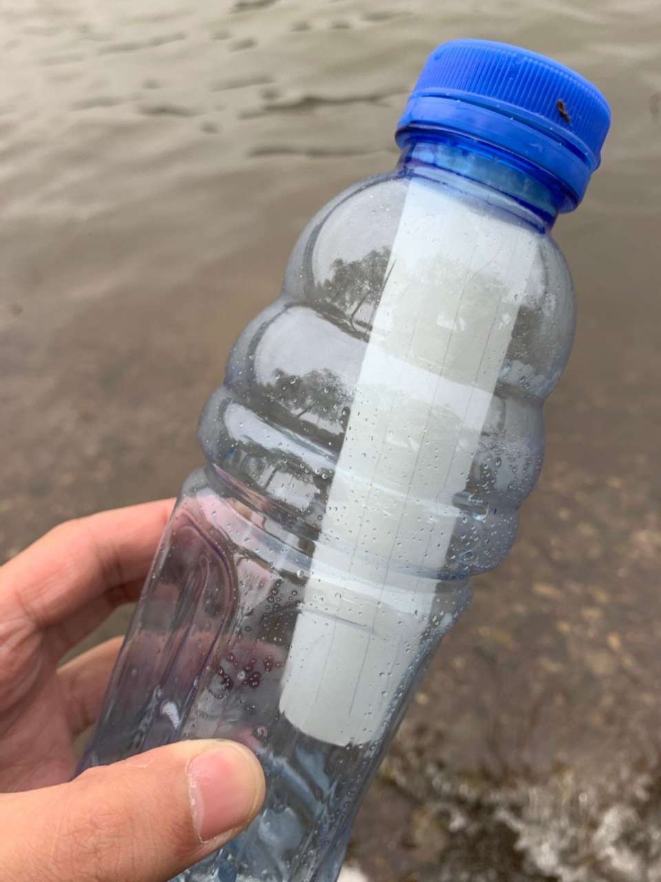 有网友在汉丰湖边捡到了漂流瓶这一定是种特别的缘分