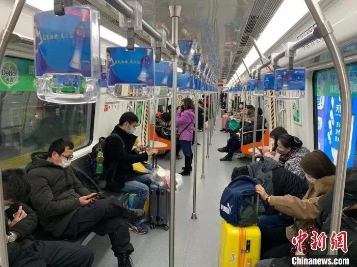 资料图:杭州地铁上戴口罩出行的民众.张斌 摄