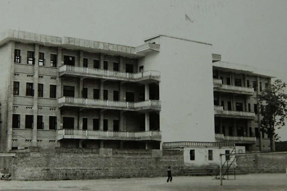 80年代末的开县中学,最特色的就是操场边的那栋实验大楼.