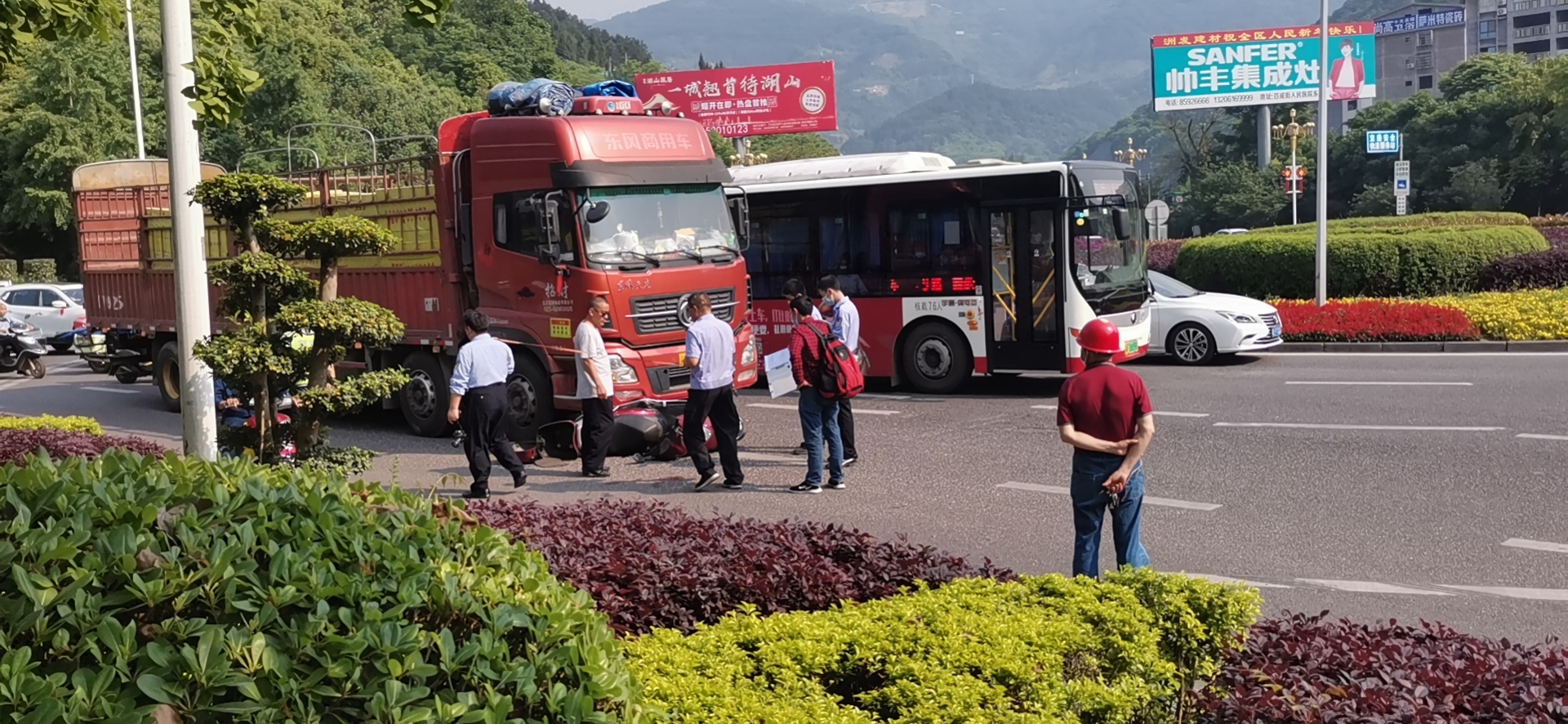 今天下午,高速路口转盘那里,大货车把电动车撞了,地上还有血!