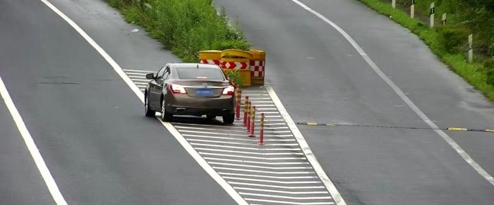 错过高速路下道口,司机倒车被监控拍下
