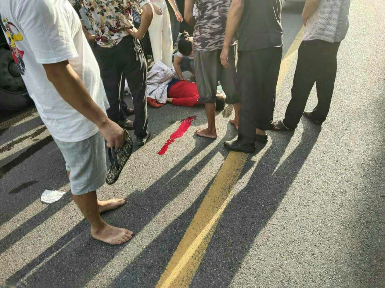 在金峰去云阳路段,一辆运煤的大货车把一老年行人撞了!