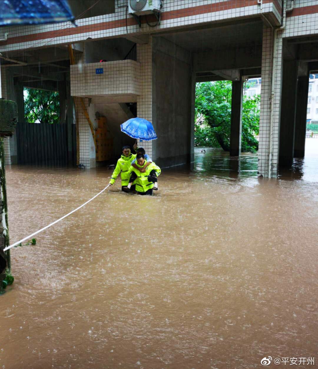 孕妇遭洪水围困!开州中和镇民警趟水救出