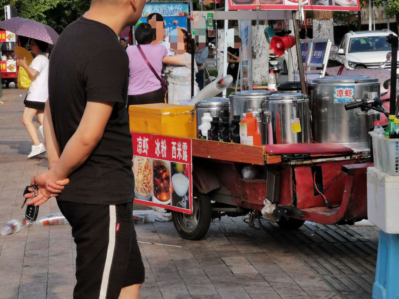 啤酒节摆摊,打起来了,旁人劝不住