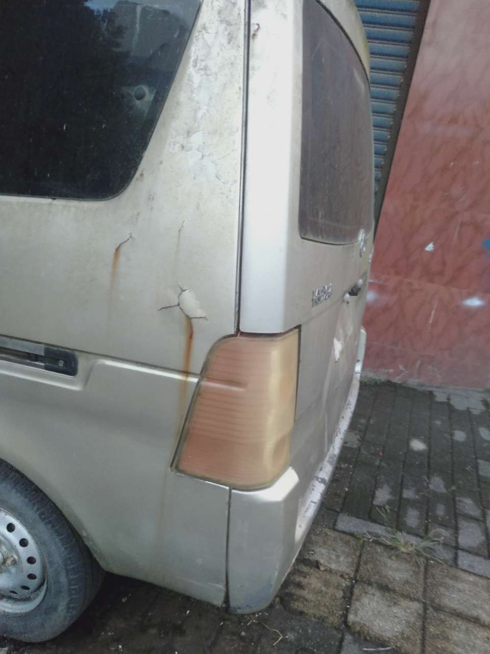 这个坏弃的面包车不应该报废了吗摆在路中间好挡道