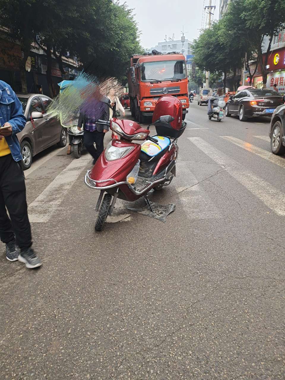 (原標題:今天早上在豐樂,一老年人騎電動車從豐樂洞子往東河大橋行駛