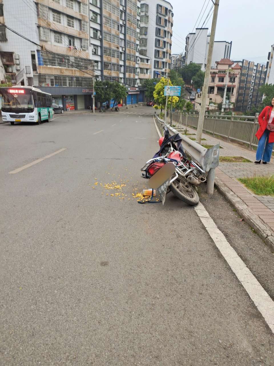 镇东中学上面,一辆摩托车撞在护栏上了