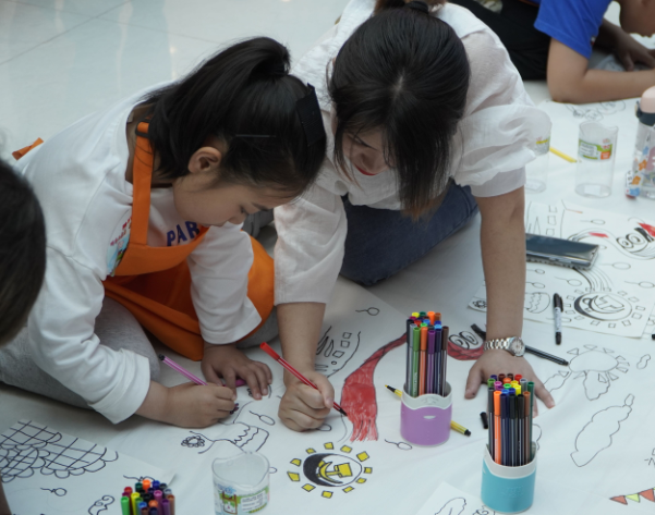 庆祝六一儿童节,假日国际广场来了一场亲子绘画活动