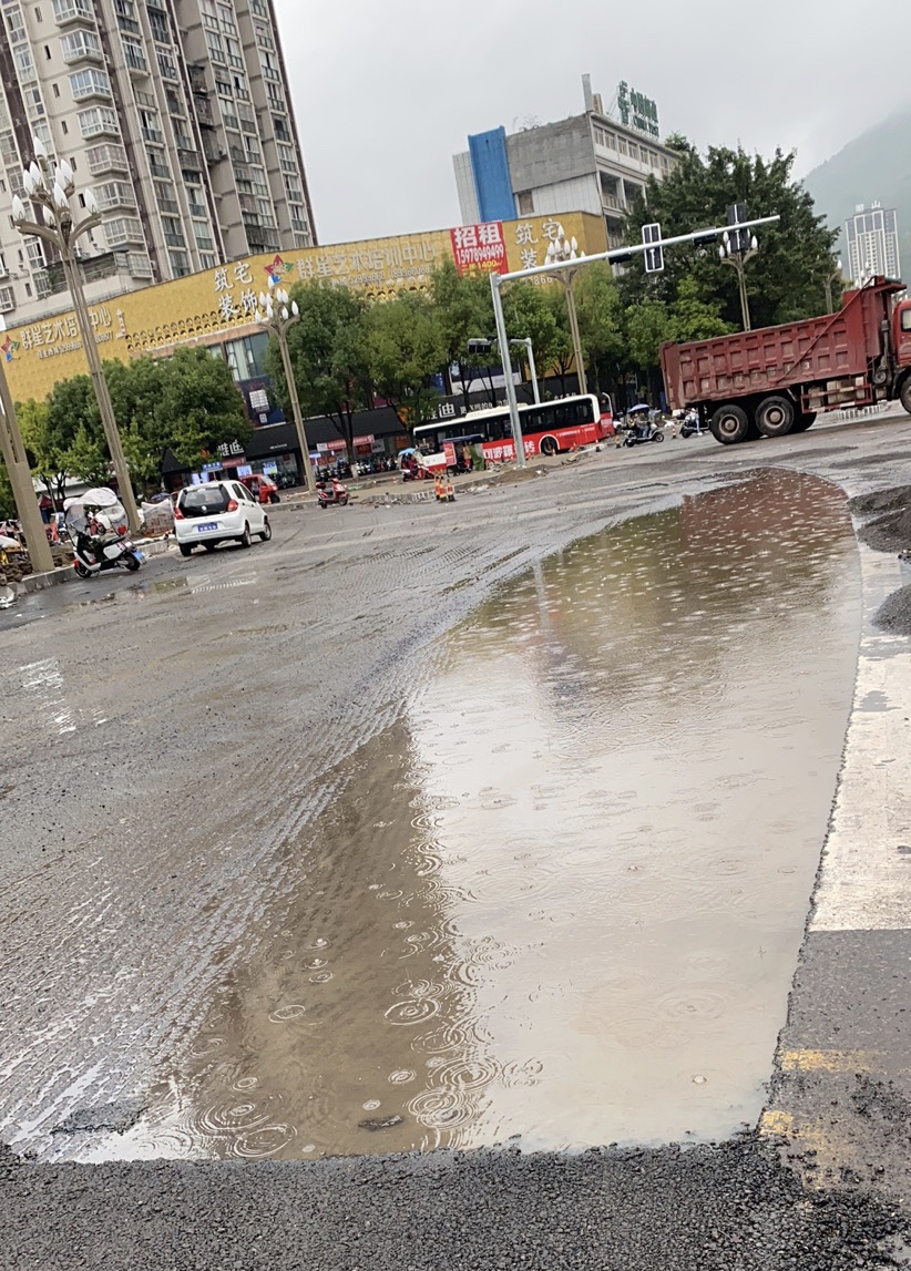 一到下雨天,开州区的街头都会出现小坑这样的积水,直接鞋子打湿完