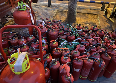 那个屋里的灭火器就这样堆在路边!长这么大第一次见到这么多灭火器!