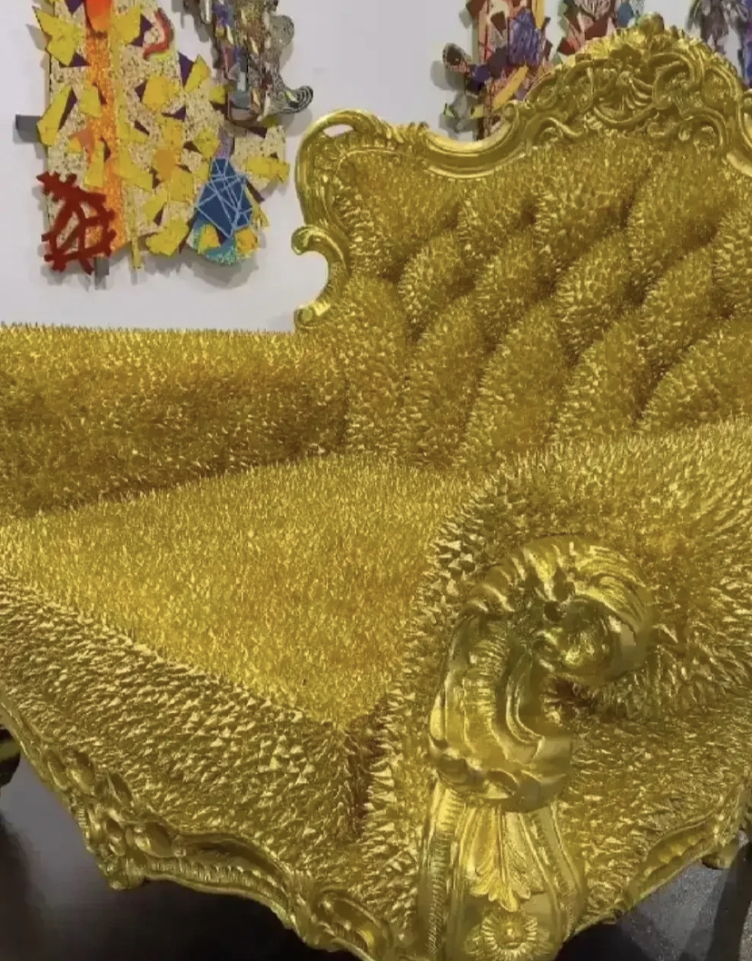 哈哈哈哈哈哈刚刚在网上看到的这个黄金凳子,纯手工打造的黄金榴莲椅!