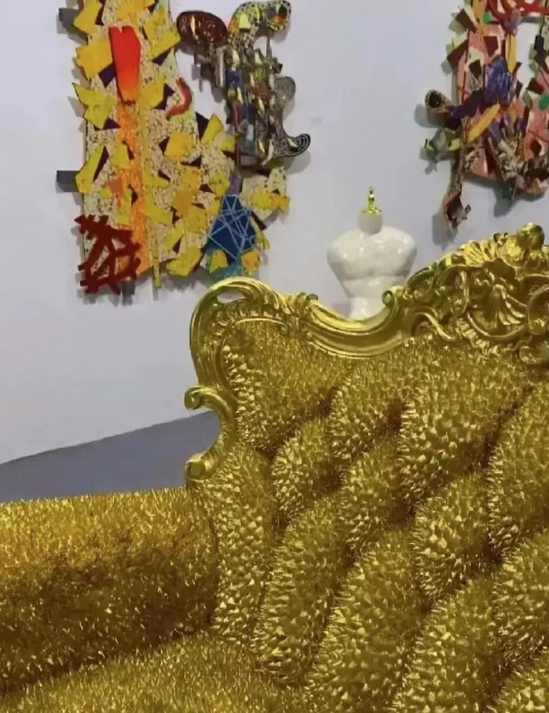 哈哈哈哈哈哈刚刚在网上看到的这个黄金凳子,纯手工打造的黄金榴莲椅!