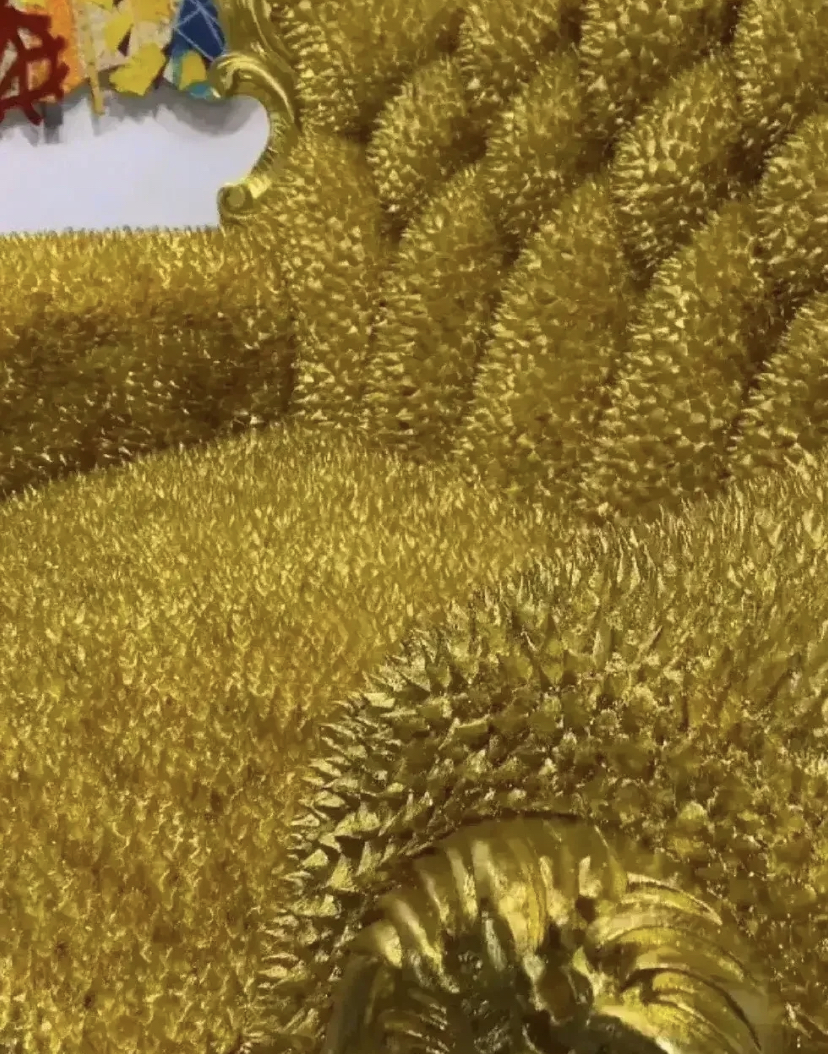 哈哈哈哈哈哈刚刚在网上看到的这个黄金凳子,纯手工打造的黄金榴莲椅!